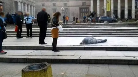 Podpalił się w centrum Warszawy. Piotr S. nie żyje