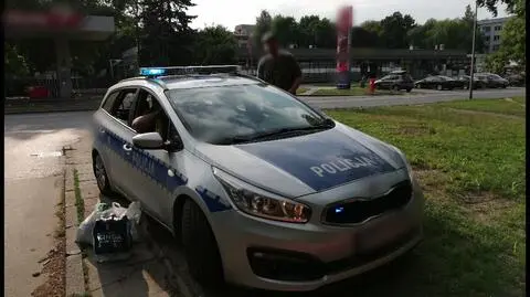 Zwrócił uwagę policjantom. Na komisariacie usłyszał, że jest „stary i głupi.”