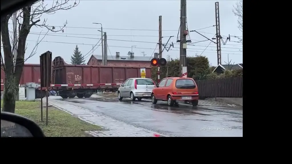 Stojące godzinami pociągi przecinają ich miejscowość na pół