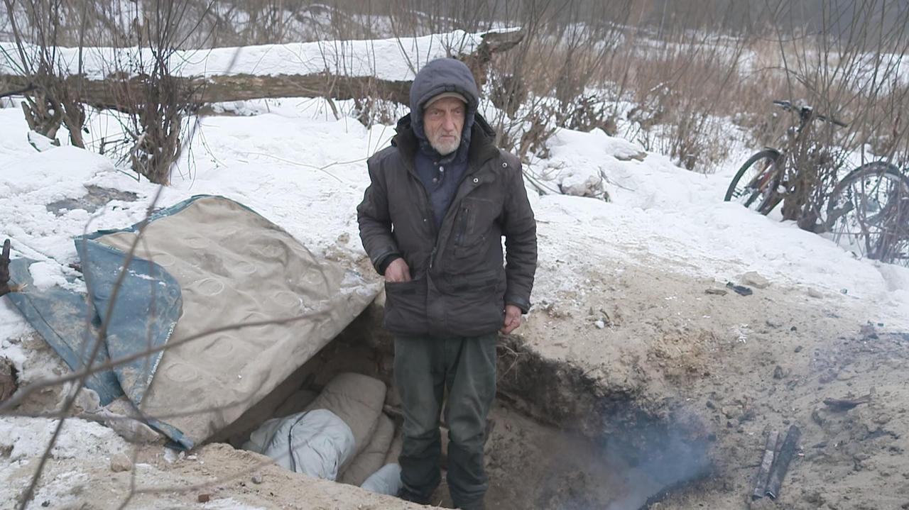 Od 15 lat żyje w jamie nad Wisłą. Czy uda się mu pomóc?