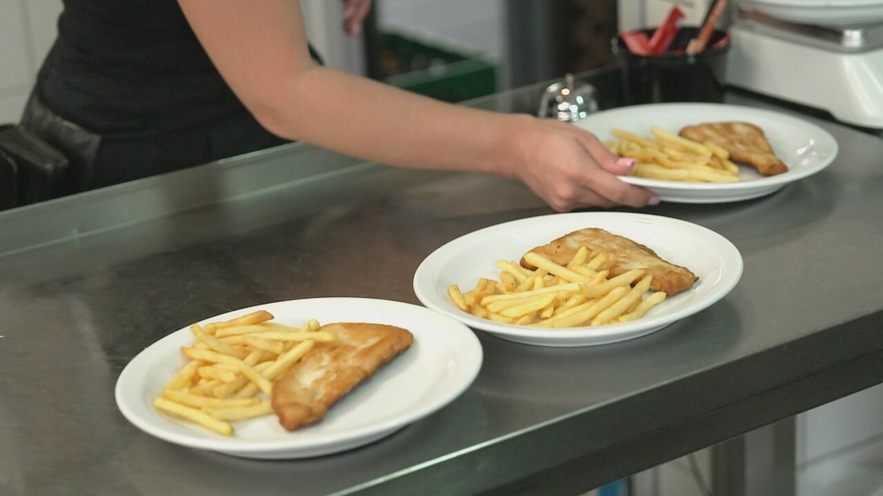 Świeża ryba z Bałtyku? Nasz dziennikarz zatrudnił się w nadmorskich smażalniach