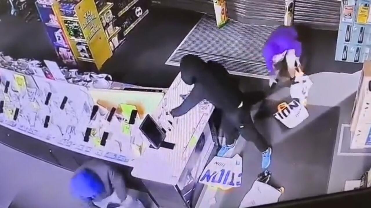 Sforsowali autem witrynę sklepu i wynieśli drogi sprzęt. Policja zatrzymała ich w kinie