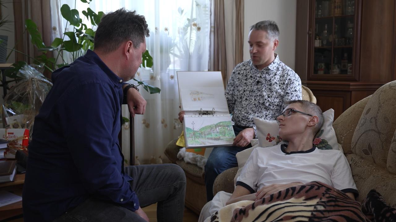Najpierw pomógł kobiecie z wózkiem, chwilę później wagon wciągnął go na tory