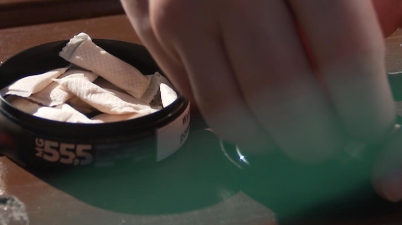 „Wzięłyśmy po dwa i po prostu zemdlałyśmy”. Uwaga! Snusy są w szkołach