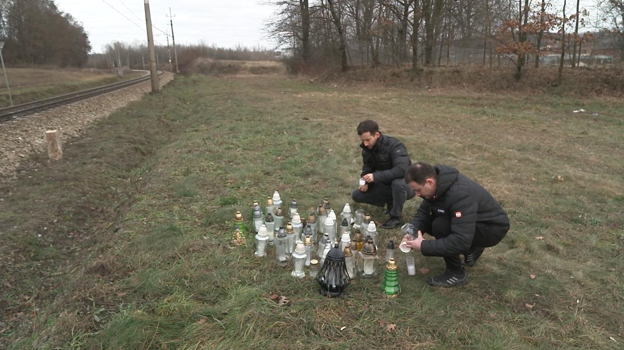 Rodzice dwuletniej Michaliny zginęli na torach. Dlaczego szlaban był otwarty, gdy nadjeżdżał pociąg?