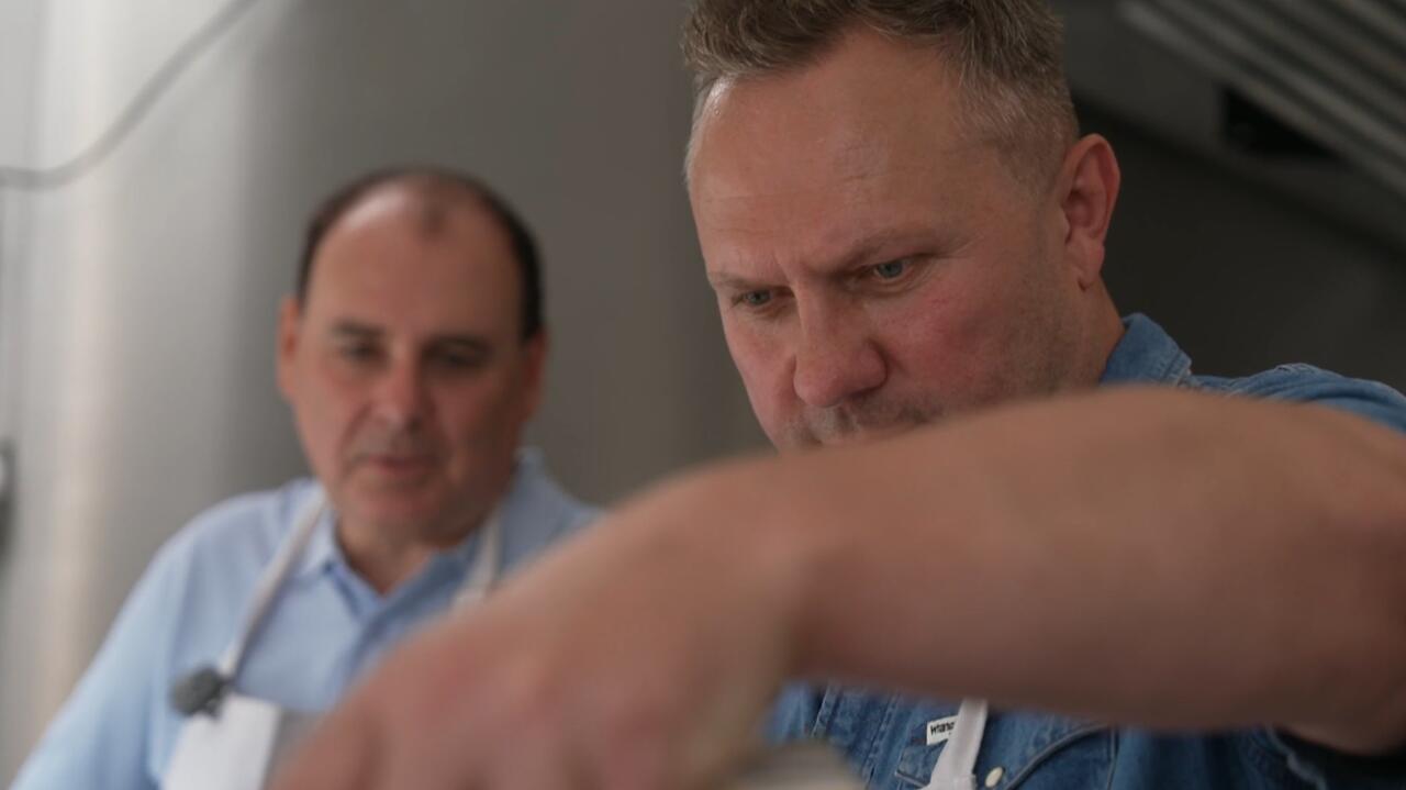 Przepis Tomasza Strzelczyka z MasterChefa na gofry kontra gofry z proszku. Zobacz fragment raportu konsumenckiego Uwagi!