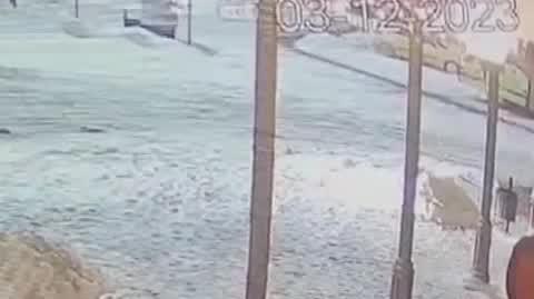 Trzech pijanych 27- latków dotkliwie pobiło pracownika ochrony