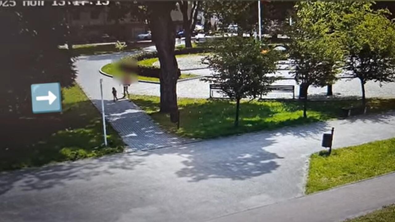 Matka siedziała na ławce, gdy 3-latka biegła w stronę ulicy. Później przyznała, iż „wciągnęła kreskę”