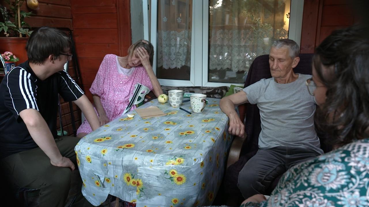 Schorowana rodzina mieszka na działkach. Czy uda się im pomóc?