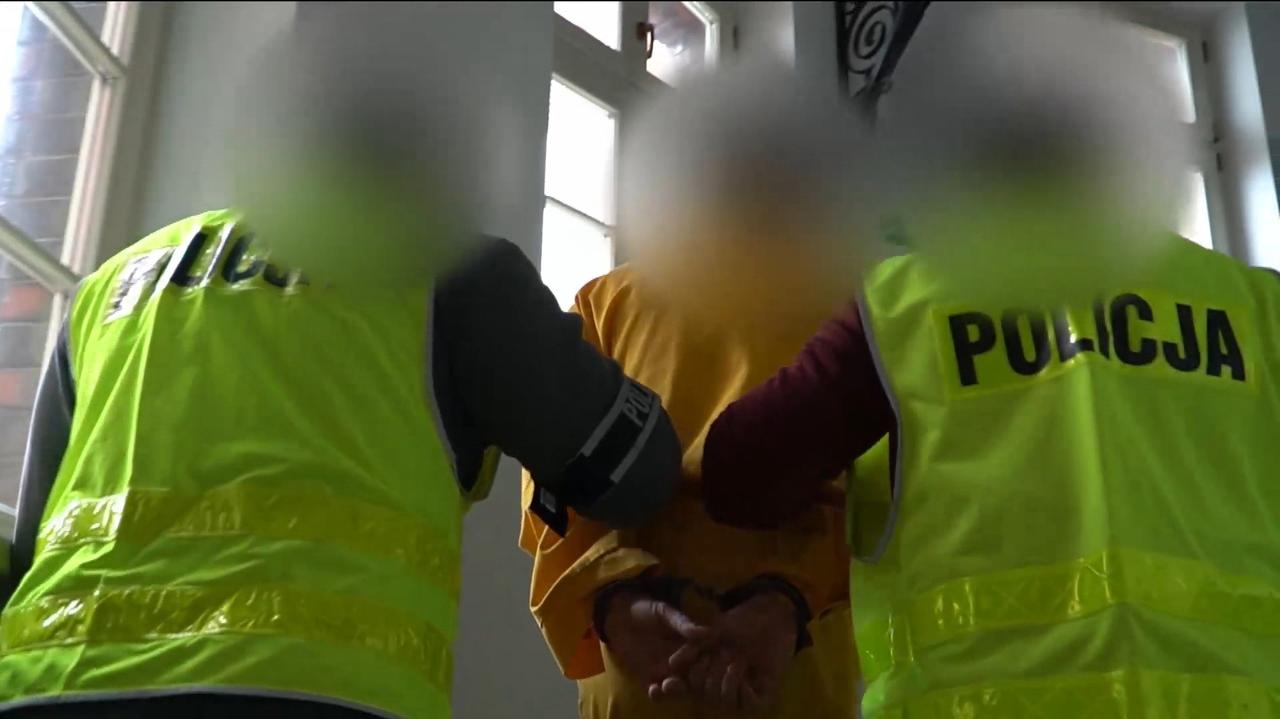 Damian D., który zawinął w dywan ciało koleżanki i woził w samochodzie, został zatrzymany