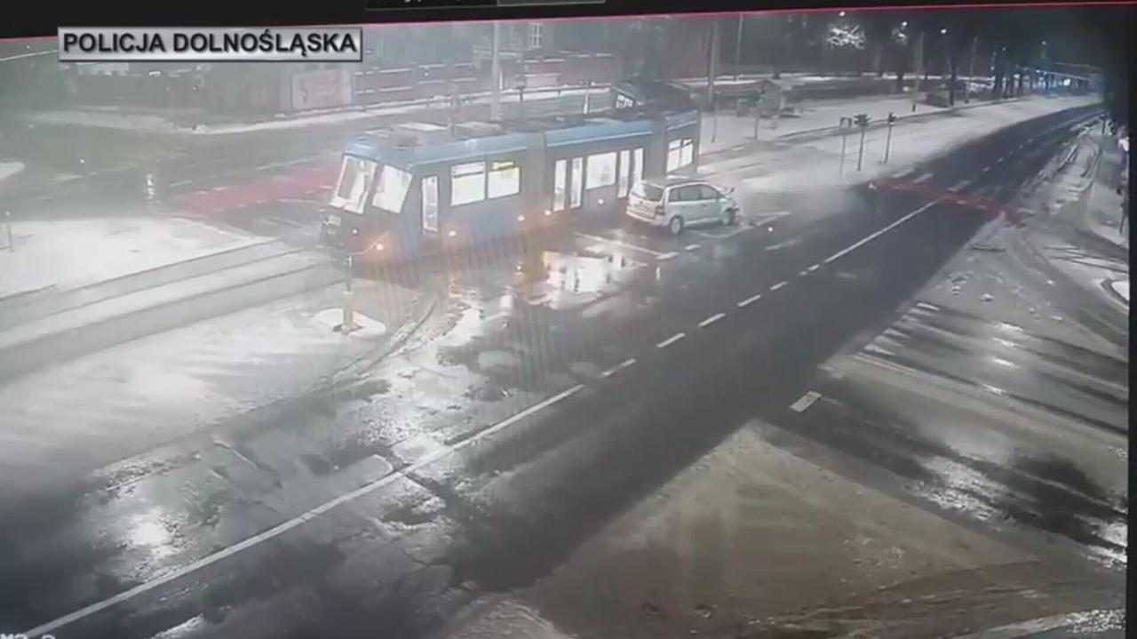 Ucieczka przed policją zakończona zderzeniem z tramwajem. W bagażniku był porwany 34-latek