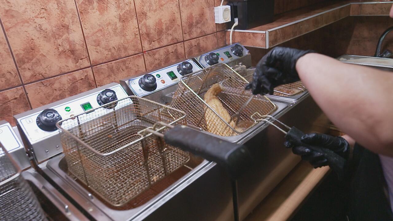 Świeża ryba z nocnego połowu? Nasz dziennikarz zatrudnił się w kilku smażalniach nad Bałtykiem