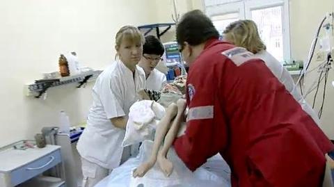 Uczniowie pomagają choremu przyjacielowi